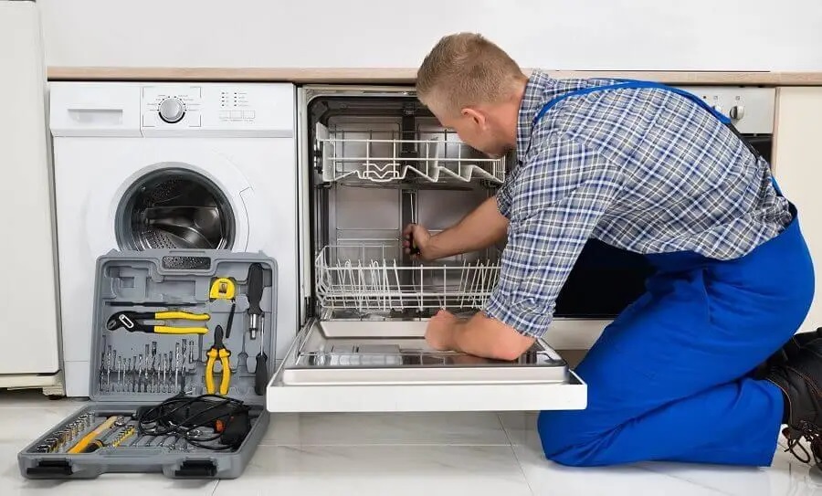 Bozdoğan Warmhaus servisi teknisyen ekibi beyaz eşya tamiri yaparken
